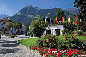 Dorf Tirol - [Nr.: dorf-tirol-002.jpg] - © 2002 www.drescher.it