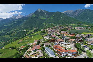 Luftaufnahme von Dorf Tirol - [Nr.: dorf-tirol-luftaufnahme-002.jpg] - © 2009 www.drescher.it