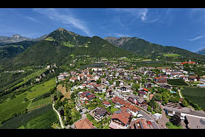 Luftaufnahme von Dorf Tirol - [Nr.: dorf-tirol-luftaufnahme-003.jpg] - © 2010 www.drescher.it