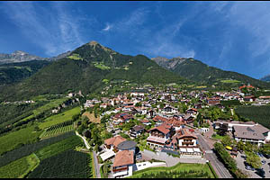 Luftaufnahme von Dorf Tirol - [Nr.: dorf-tirol-luftaufnahme-004.jpg] - © 2010 www.drescher.it