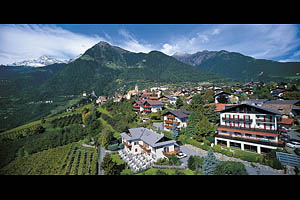 Luftaufnahme von Dorf Tirol - [Nr.: dorf-tirol-luftaufnahme-005.jpg] - © 1996 www.drescher.it