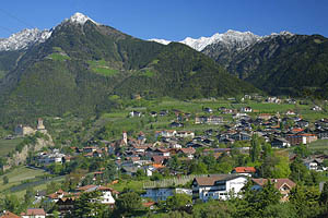 Luftaufnahme von Dorf Tirol - [Nr.: dorf-tirol-luftaufnahme-008.jpg] - © 2006 www.drescher.it