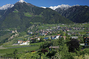 Luftaufnahme von Dorf Tirol - [Nr.: dorf-tirol-luftaufnahme-009.jpg] - © 2006 www.drescher.it