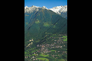 Luftaufnahme von Dorf Tirol - [Nr.: dorf-tirol-luftaufnahme-011.jpg] - © 1998 www.drescher.it