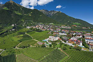 Luftaufnahme von Dorf Tirol - [Nr.: dorf-tirol-luftaufnahme-013.jpg] - © 2010 www.drescher.it