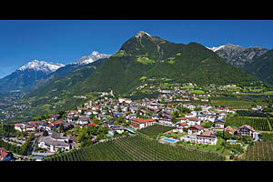Luftaufnahme von Dorf Tirol - [Nr.: dorf-tirol-luftaufnahme-014.jpg] - © 2011 www.drescher.it