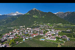 Luftaufnahme von Dorf Tirol - [Nr.: dorf-tirol-luftaufnahme-015.jpg] - © 2011 www.drescher.it