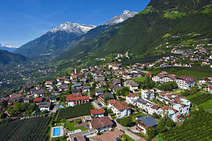 Luftaufnahme von Dorf Tirol - [Nr.: dorf-tirol-luftaufnahme-016.jpg] - © 2011 www.drescher.it