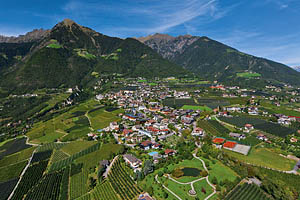 Luftaufnahme von Dorf Tirol - [Nr.: dorf-tirol-luftaufnahme-017.jpg] - © 2011 www.drescher.it