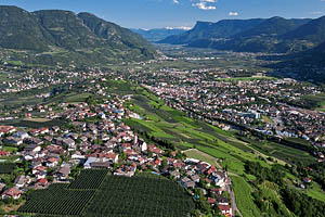 Luftaufnahme von Dorf Tirol - [Nr.: dorf-tirol-luftaufnahme-018.jpg] - © 2012 www.drescher.it