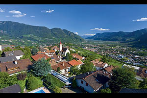 Dorf Tirol Panorama - [Nr.: dorf-tirol-panorama-001.jpg] - © 2007 www.drescher.it