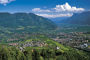 Dorf Tirol Panorama - [Nr.: dorf-tirol-panorama-004.jpg] - © 1996 www.drescher.it