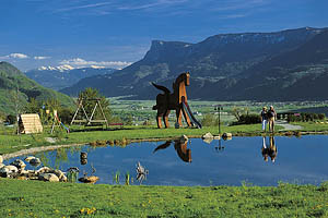Spielplatz in Dorf Tirol - [Nr.: dorf-tirol-wasserpark-001.jpg] - © 2005 www.drescher.it