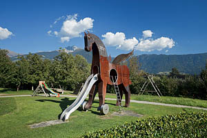 Spielplatz in Dorf Tirol - [Nr.: dorf-tirol-wasserpark-002.jpg] - © 2011 www.drescher.it