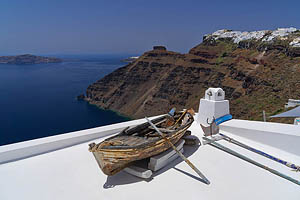 Santorini, Firostefani, Boot auf Dach - [Nr.: santorini-firostefani-020.jpg] - © 2017 www.drescher.it