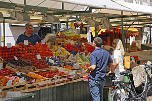 Bozen, Südtirol, Obstmarkt - [Nr.: bozen-obstmarkt-043.jpg] - © 2014 www.drescher.it