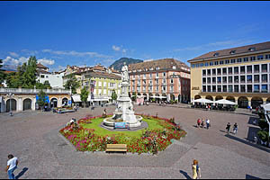 Bozen, Südtirol, Waltherplatz - [Nr.: bozen-waltherplatz-035.jpg] - © 2014 www.drescher.it