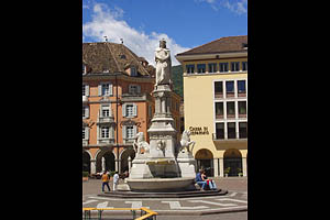 Bozen, Südtirol, Waltherplatz - [Nr.: bozen-waltherplatz-046.jpg] - © 2004 www.drescher.it