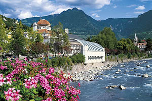 Meran Kurhaus mit Passer und Blumen - [Nr.: meran-kurhaus-005.jpg] - © 1999 www.drescher.it