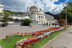 Meran Kurhaus mit Blumenbeet - [Nr.: meran-kurhaus-007.jpg] - © 2013 www.drescher.it