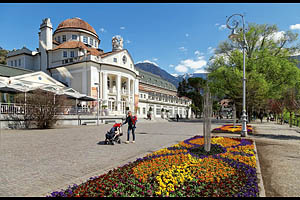 Meran Kurhaus mit Blumenbeet - [Nr.: meran-kurhaus-009.jpg] - © 2014 www.drescher.it