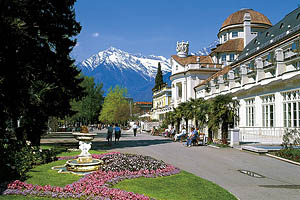 Meran Kurhaus mit Blumenbeet und Berge - [Nr.: meran-kurhaus-014.jpg] - © 1996 www.drescher.it