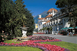 Meran Kurhaus mit Blumenbeet - [Nr.: meran-kurhaus-016.jpg] - © 1995 www.drescher.it