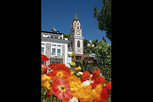 Meran Promenade, Pfarrkirche St. Nikolaus, Mohnblumen - [Nr.: meran-promenade-002.jpg] - © 2010 www.drescher.it