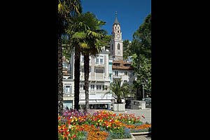 Meran Promenade, Blumenbeet, Palmen - [Nr.: meran-promenade-003.jpg] - © 2010 www.drescher.it