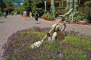 Meran Promenade, Blumenskulptur Kanu - [Nr.: meran-promenade-019.jpg] - © 2009 www.drescher.it