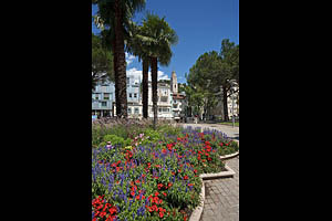 Meran Promenade mit Blumenbeet und Kirchturm - [Nr.: meran-promenade-030.jpg] - © 2009 www.drescher.it