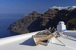 Santorini, Firostefani, Boot auf Dach - [Nr.: santorini-firostefani-003.jpg] - © 2017 www.drescher.it