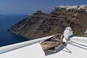 Santorini, Firostefani, Boot auf Dach - [Nr.: santorini-firostefani-036.jpg] - © 2017 www.drescher.it