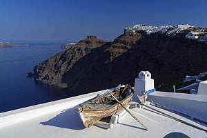 Griechenland, Santorini, Boot auf Dach - [Nr.: santorini-firostefani-040.jpg] - © 2017 www.drescher.it