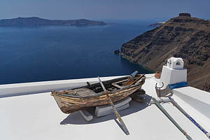 Santorini, Firostefani, Boot auf Dach - [Nr.: santorini-firostefani-042.jpg] - © 2017 www.drescher.it
