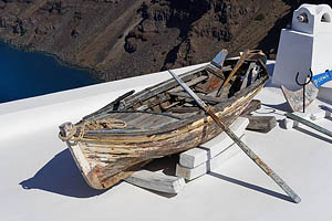 Santorini, Boot auf Dach - [Nr.: santorini-firostefani-045.jpg] - © 2017 www.drescher.it