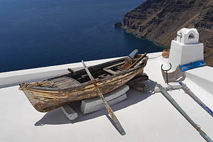 Santorini, Firostefani, Boot auf Dach - [Nr.: santorini-firostefani-046.jpg] - © 2017 www.drescher.it