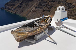 Santorini, Firostefani, Boot auf Dach - [Nr.: santorini-firostefani-048.jpg] - © 2017 www.drescher.it