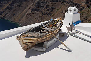Santorini, Firostefani, Boot auf Dach - [Nr.: santorini-firostefani-052.jpg] - © 2017 www.drescher.it