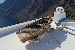 Santorini, Firostefani, Boot auf Dach - [Nr.: santorini-firostefani-058.jpg] - © 2017 www.drescher.it