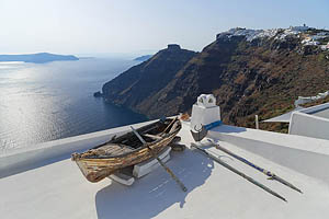 Santorini, Firostefani, Boot auf Dach - [Nr.: santorini-firostefani-066.jpg] - © 2017 www.drescher.it