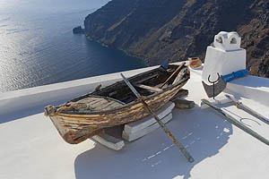 Griechenland, Santorini, Boot auf Dach - [Nr.: santorini-firostefani-068.jpg] - © 2017 www.drescher.it