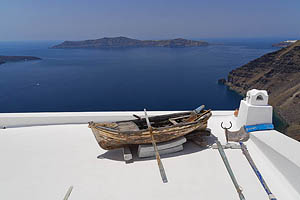 Santorini, Firostefani, Boot auf Dach - [Nr.: santorini-firostefani-071.jpg] - © 2017 www.drescher.it