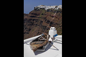 Santorini, Firostefani, Boot auf Dach - [Nr.: santorini-firostefani-083.jpg] - © 2017 www.drescher.it