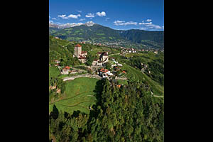 Schloss Tirol Luftaufnahme - [Nr.: schloss-tirol-luftaufnahme-001.jpg] - © 2010 www.drescher.it