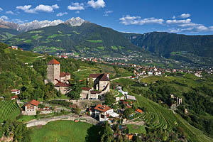 Schloss Tirol Luftaufnahme - [Nr.: schloss-tirol-luftaufnahme-002.jpg] - © 2010 www.drescher.it